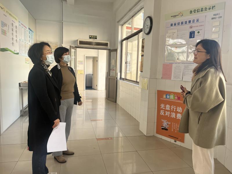 11月15日检查食堂人员信息.JPG 11月15日检查食堂人员信息.JPG