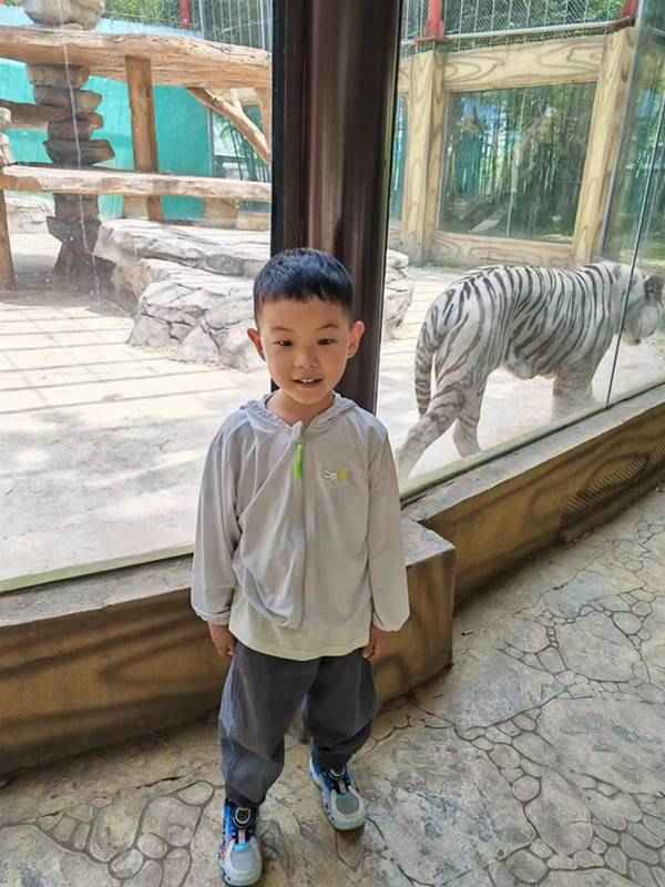 中五班:张颢(编辑后).jpg 中五班:张颢(编辑后).jpg