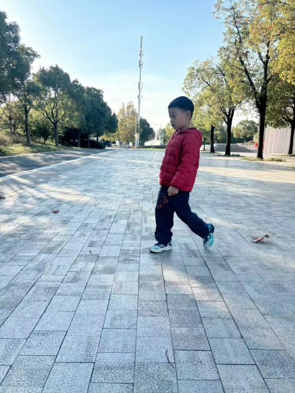 大五班:张颢(原始照片).jpg 大五班:张颢(原始照片).jpg