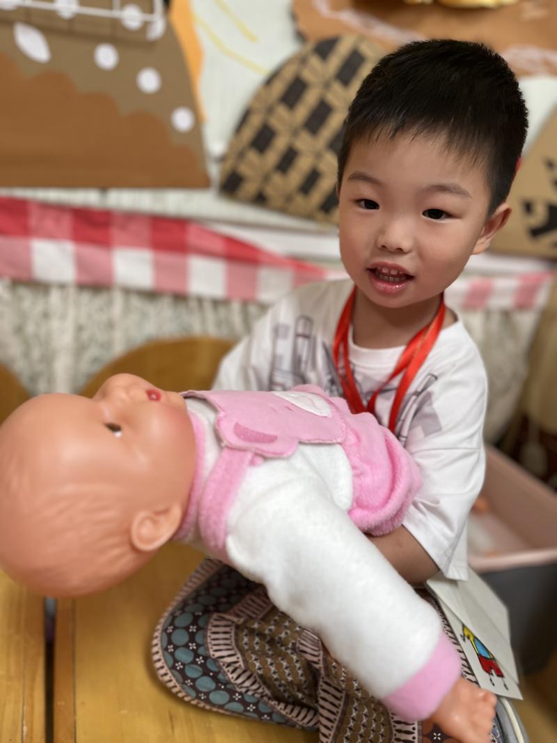 朱予安抱娃娃.jpg 朱予安抱娃娃.jpg