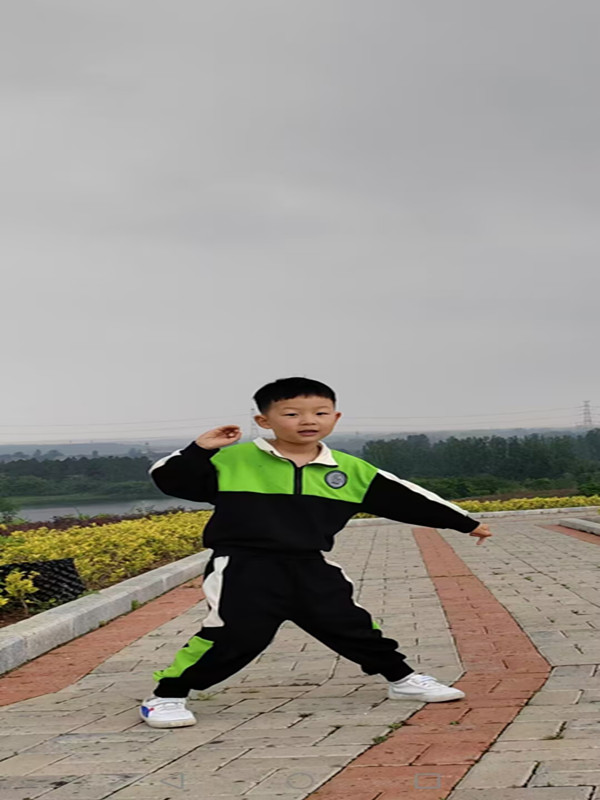 大五班:张子轩(编辑后).jpg 大五班:张子轩(编辑后).jpg