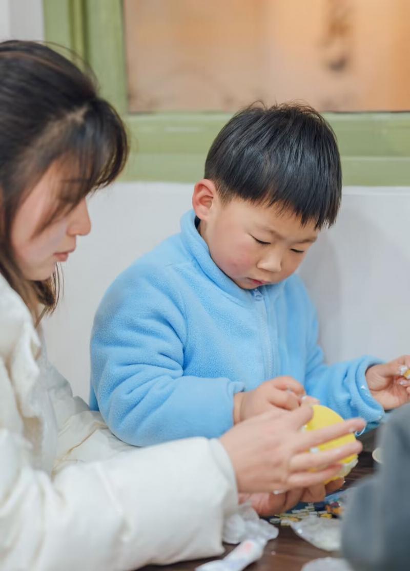 柳裕轩和妈妈.png