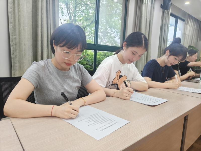 签订拒绝有偿补课承诺书2.jpg 签订拒绝有偿补课承诺书2.jpg